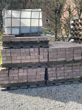 Voor een zacht prijsje keiharde betonklinkers +/- 27m2