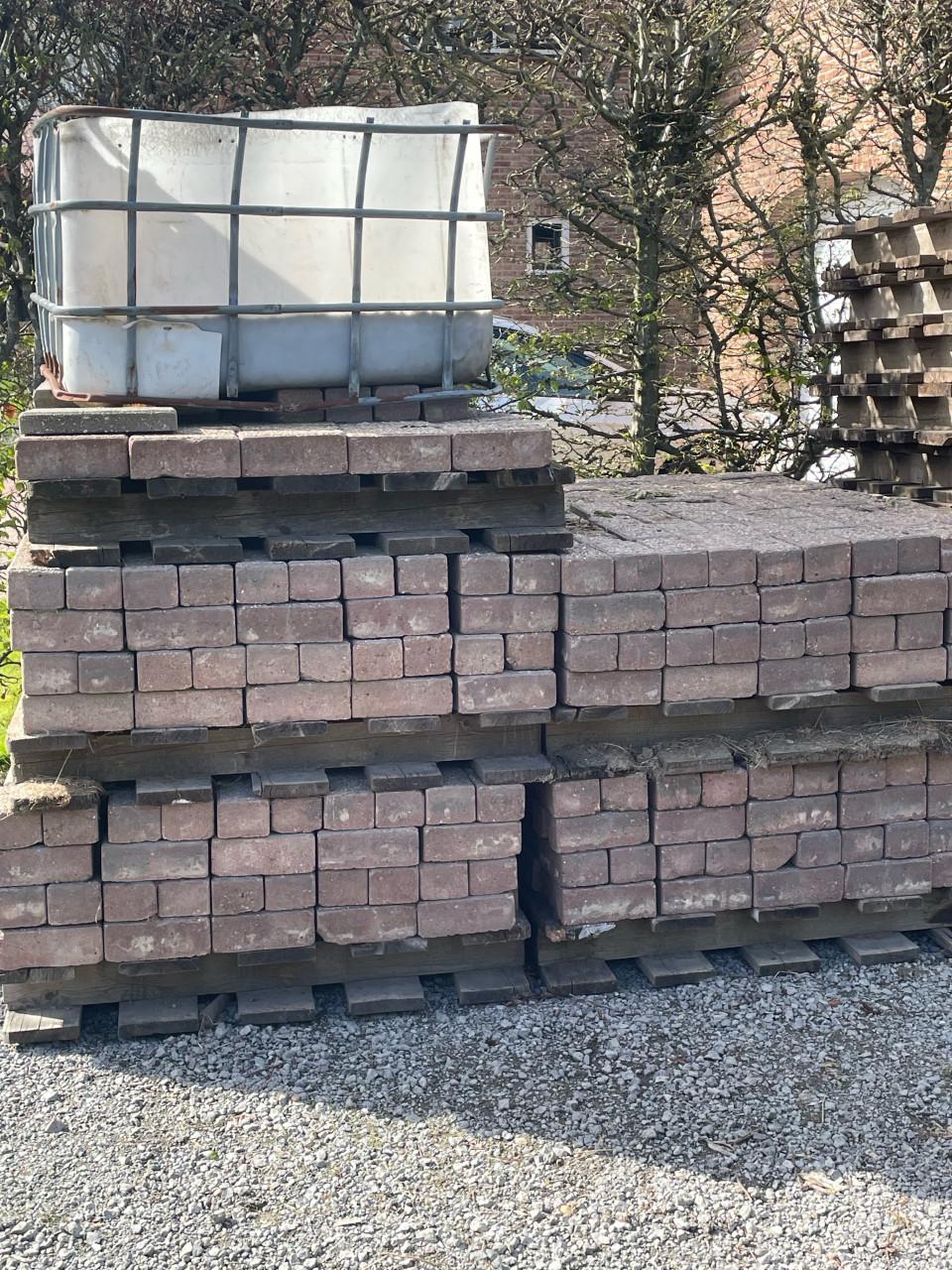 Voor een zacht prijsje keiharde betonklinkers +/- 27m2