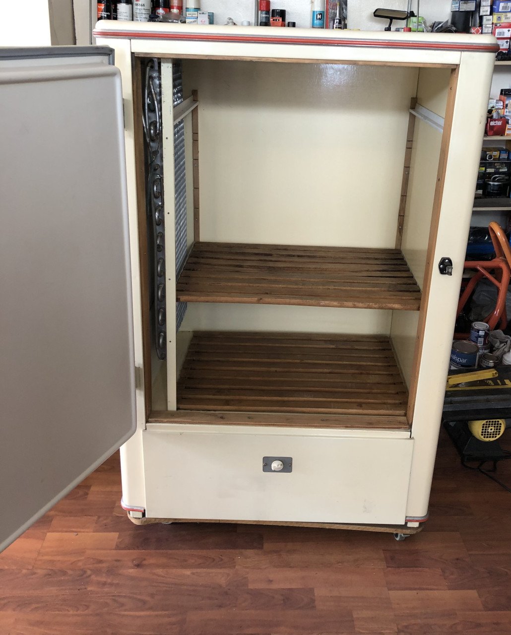 Oude vintage Amerikaanse stijl koelkast met houten legplanken