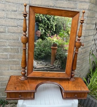 Dit is een antieke spiegel van een kaptafel