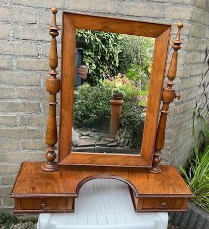 Dit is een antieke spiegel van een kaptafel
