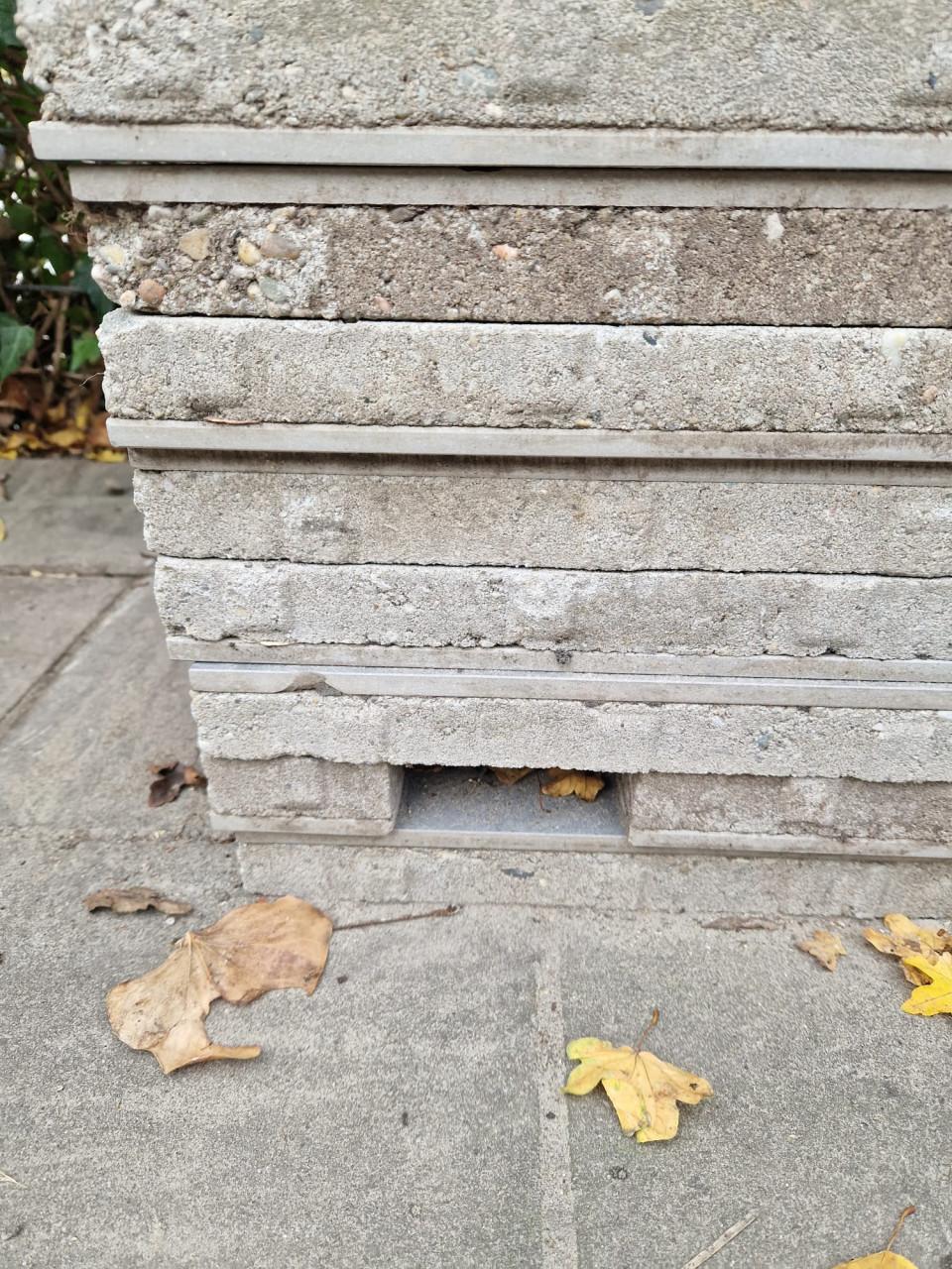 Lichtgrijze keramische tuintegels met betonnen onderlaag