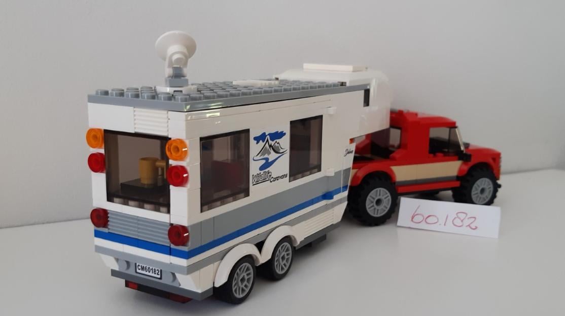 Lego 60182: Pick-uptruck en caravan met 3 figuren