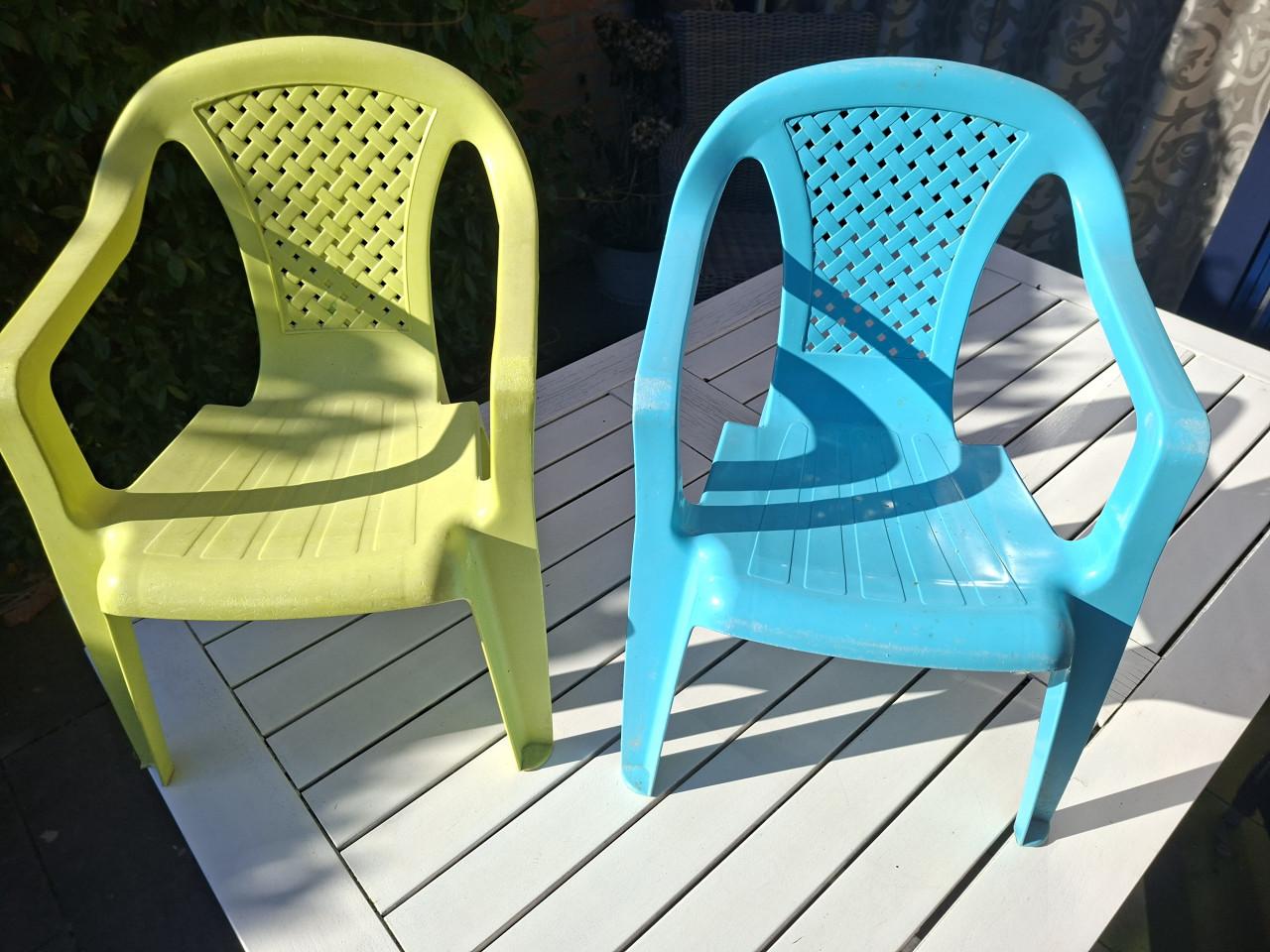 Plastic kinderstoeltjes voor buiten