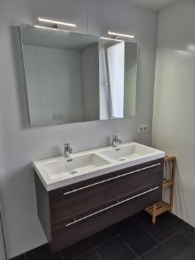 Badkamermeubel en spiegel met verlichting