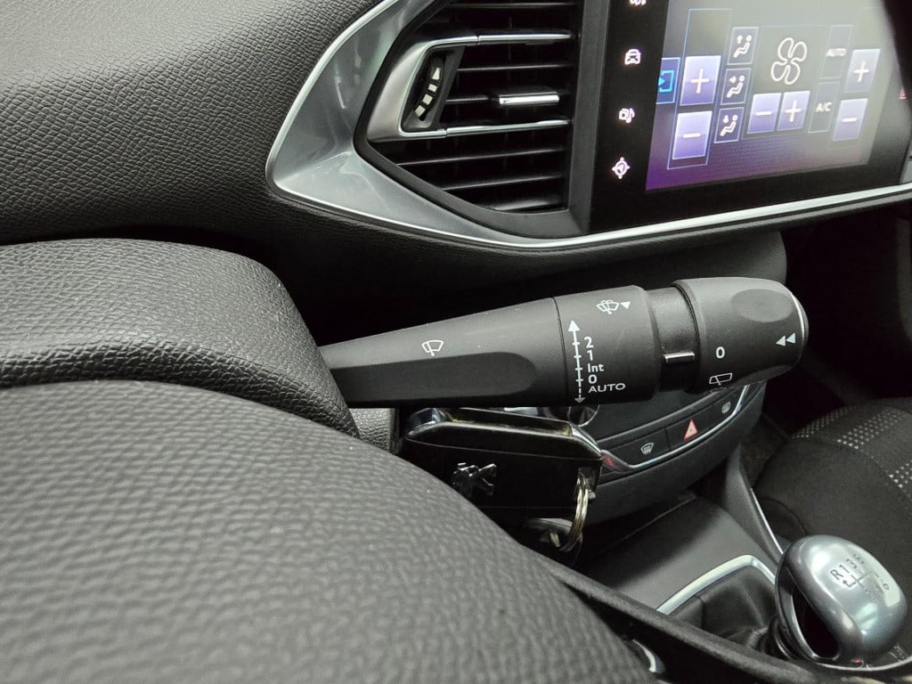 Peugeot 308 sw occasion stationwagen met trekhaak en grote kofferbak | twee