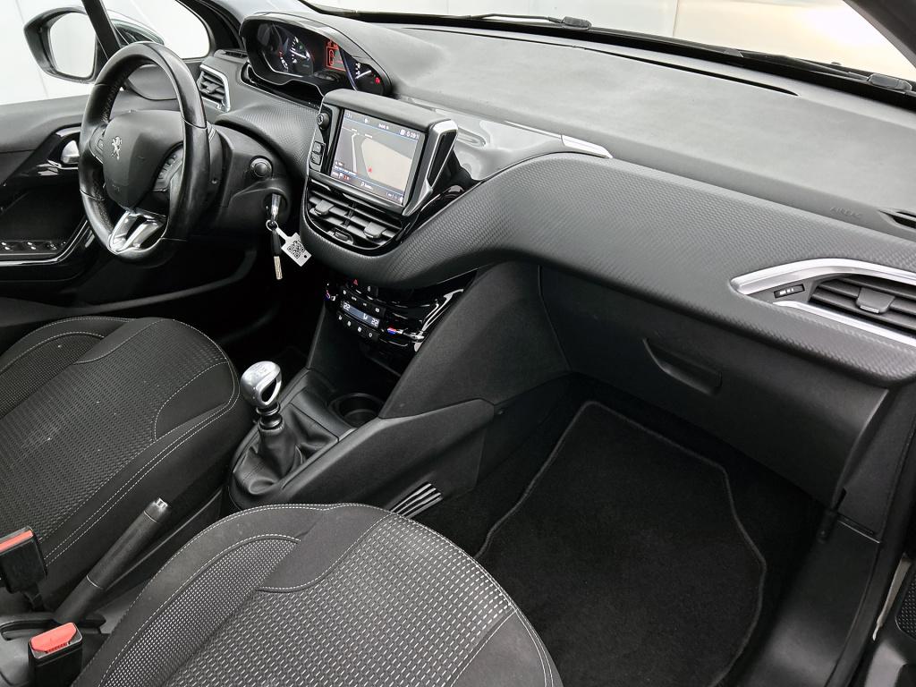 Peugeot 208 110pk tech edition | rijklaar | trekhaak | camera achter | navi