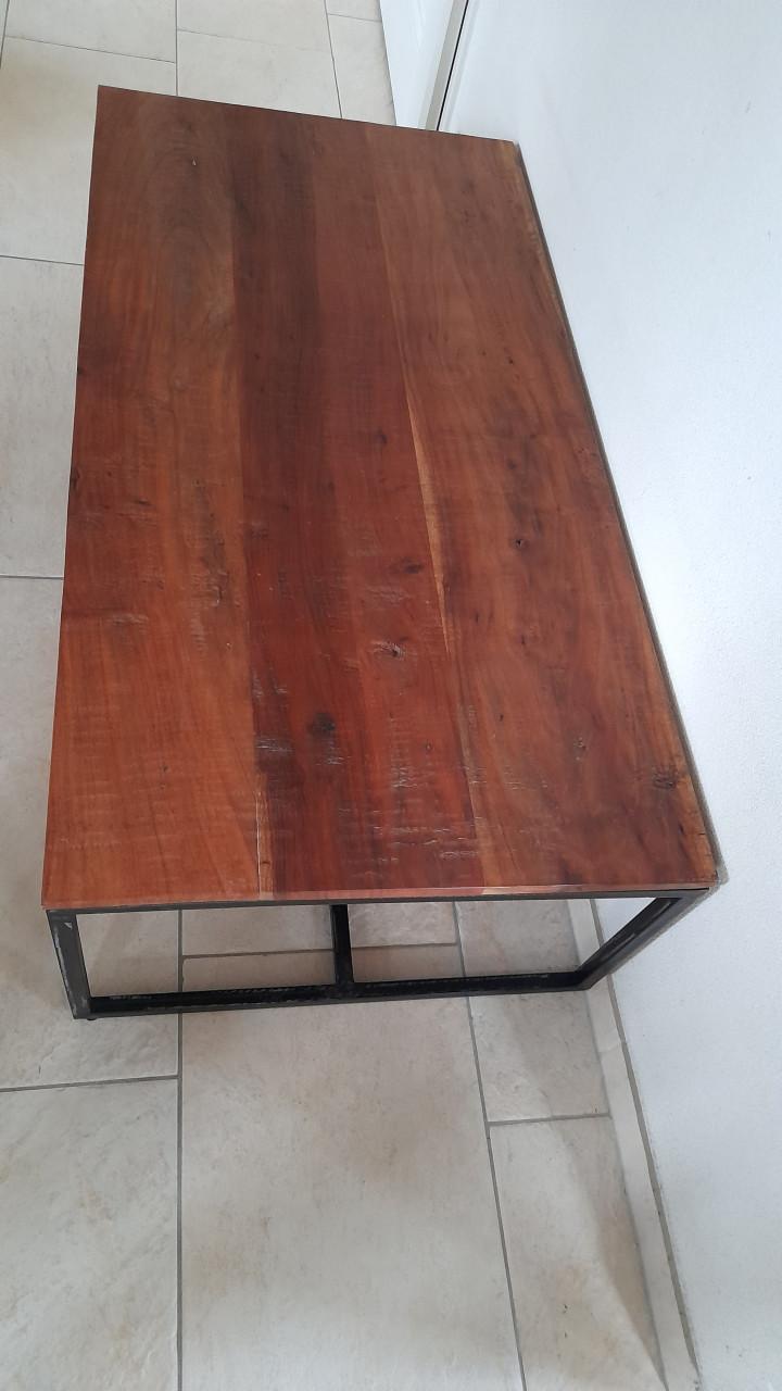 Prachtige salon tafel 118 x 60 x 36H (z.g.a.n.)