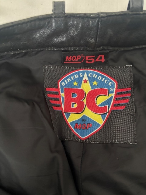 TE KOOP: lederen motorbroek, merk MQP, maat 54