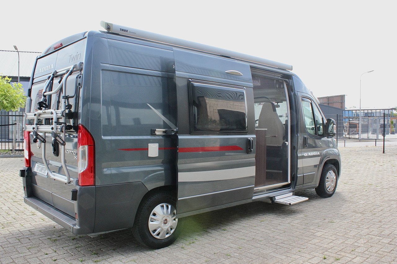 Adria Twin 600SPT (Vast bed,Eerste eigenaar, 19.000KM , Als nieuw!!!)