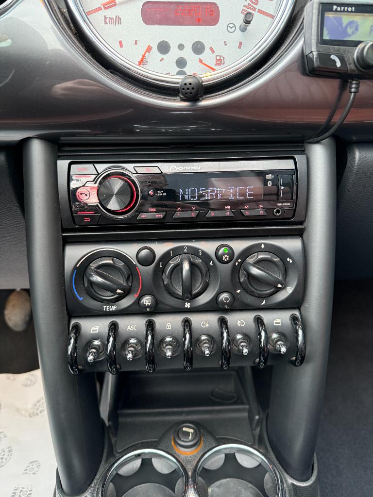 Mini Cooper Cabrio 1.6 - sidewalk