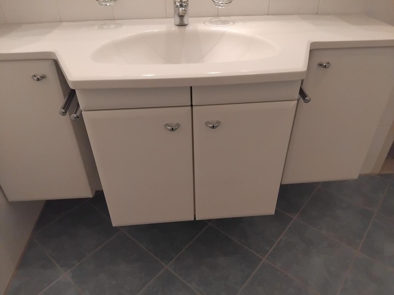 Badkamermeubel met kast en verlichting