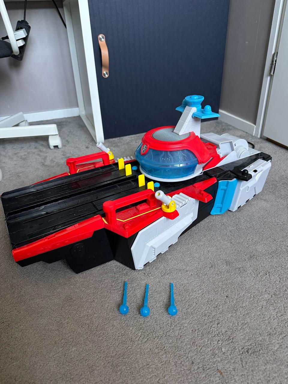 Paw patrol vliegdekschip hoofdkwartier met voertuigen en pups