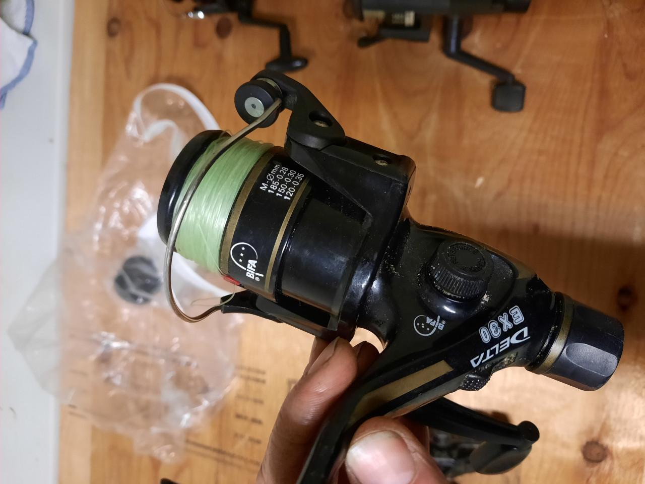 Hengels en molens strandhengel zeehengel boothengel karperhengel vissen