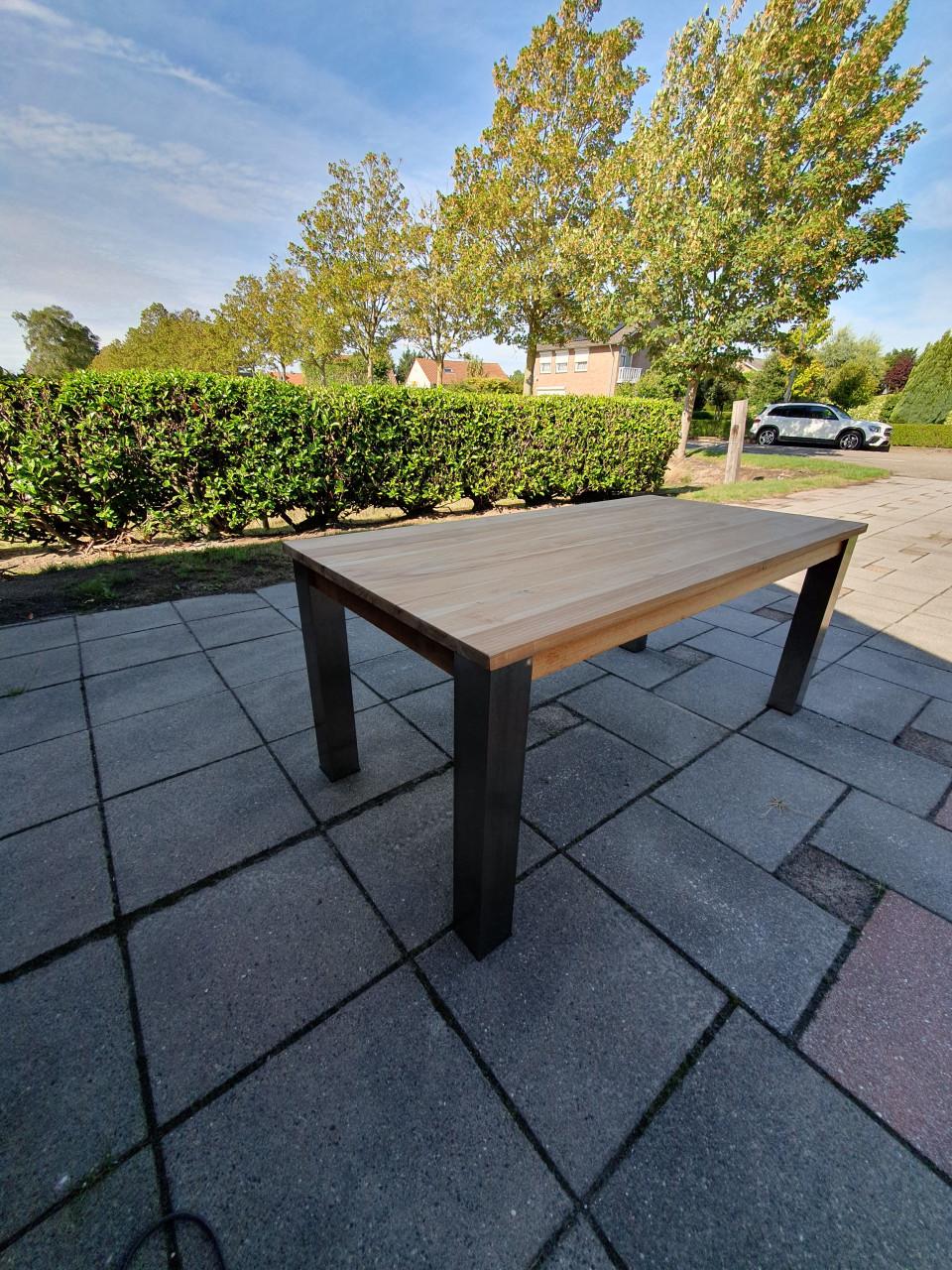 Strakke teakhouten tuintafel .afmetingen 180-90-72