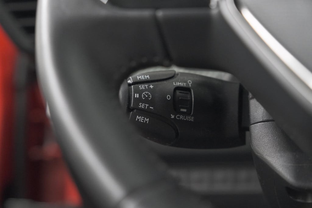 Peugeot 208 puretech 100 eat8 allure pack | camera | navigatie | apple carp
