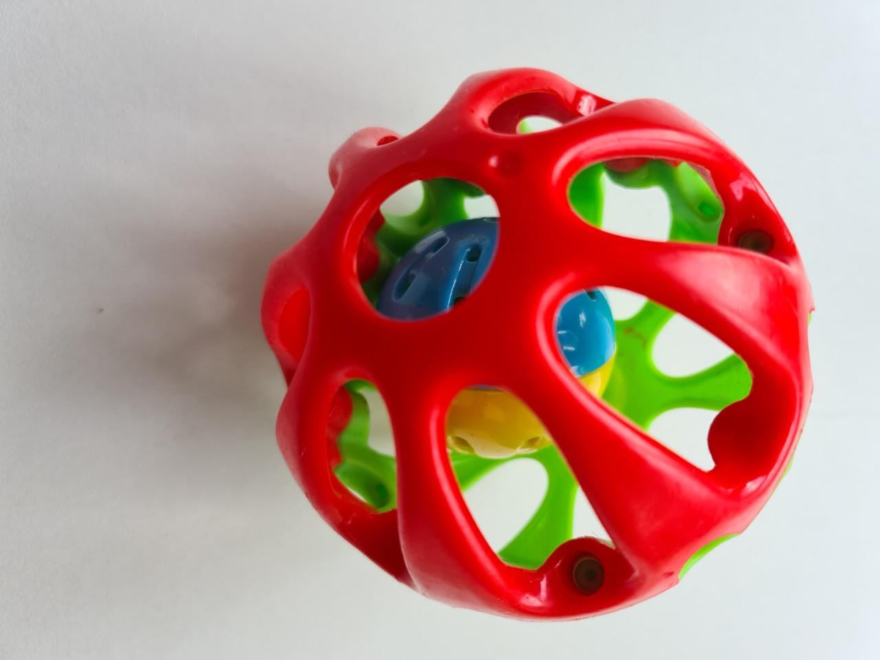 Deze vrolijke PlayGo rammelbal is perfect voor kleine handjes!
