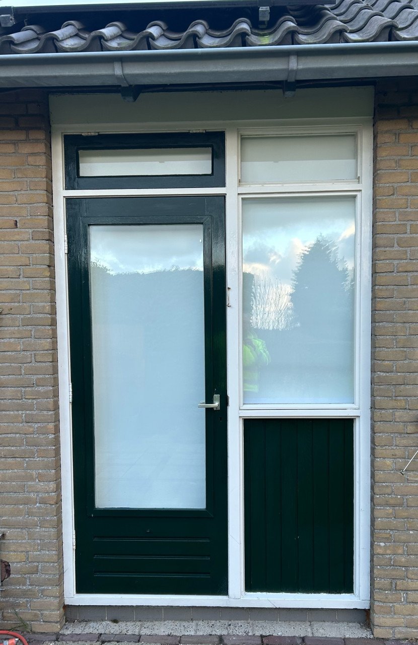 Twee hardhouten deuren met dubbelglas – kleur RAL 6009 dennegroen