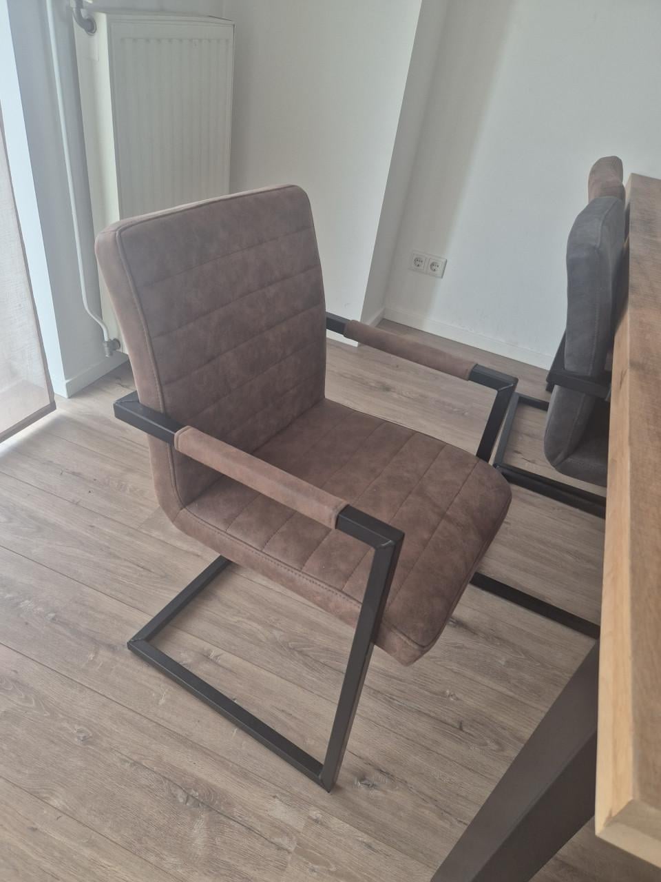 Eettafel inclusief 6 stoelen.