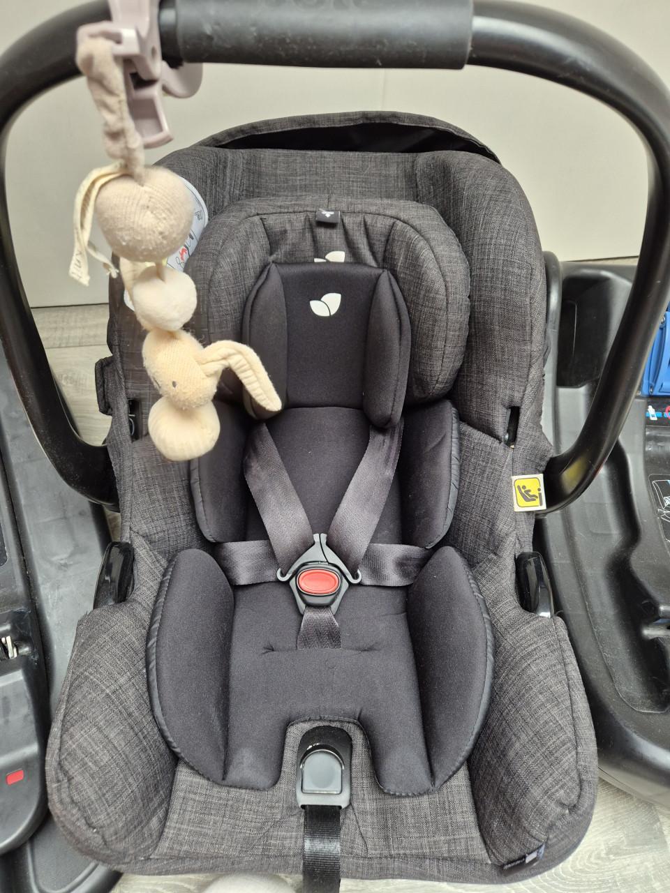 Baby maxi cosi (auto)stoel van Joie + 2 bases voor in de auto('s)