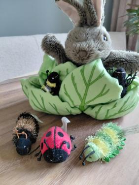 Handpop / knuffel haas met kleine beestjes