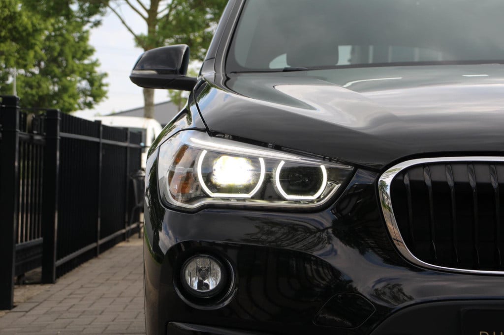 BMW X1 xdrive20i sport line automaat - led - pano - navi - stoel verw - cru