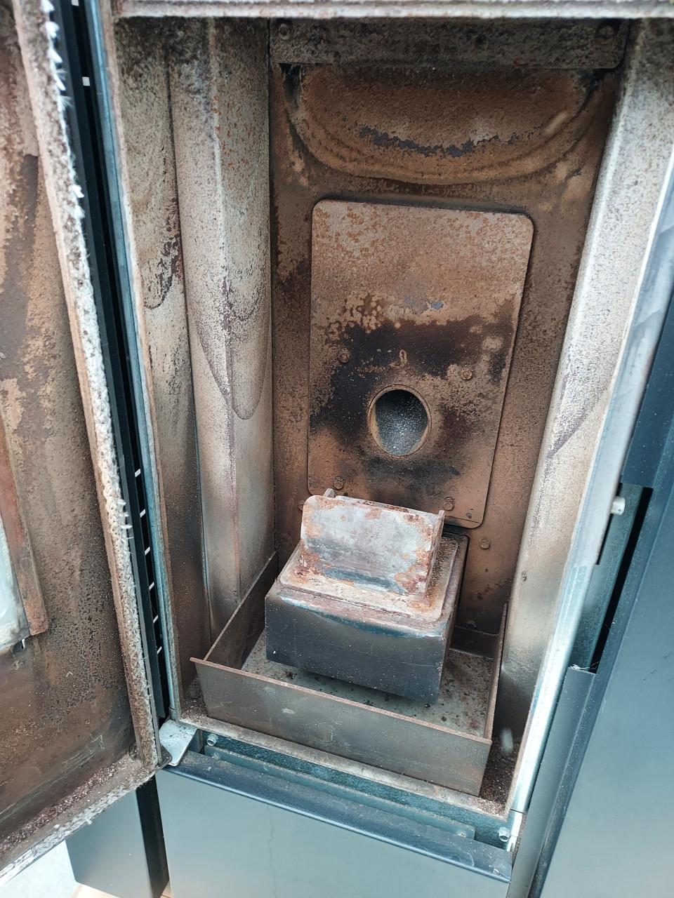 Pellet kachel met rookkanaal en pellets te koop.