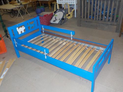 Kinderbedje met bodem 70 x 160 cm in zeer goede staat zonder matras