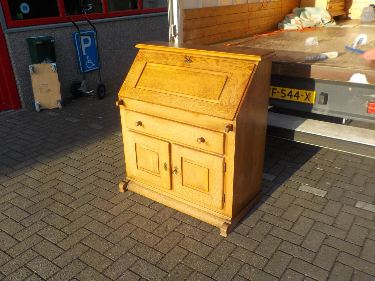 Mooie kwaliteit massief eiken bureau in zeer goede staat