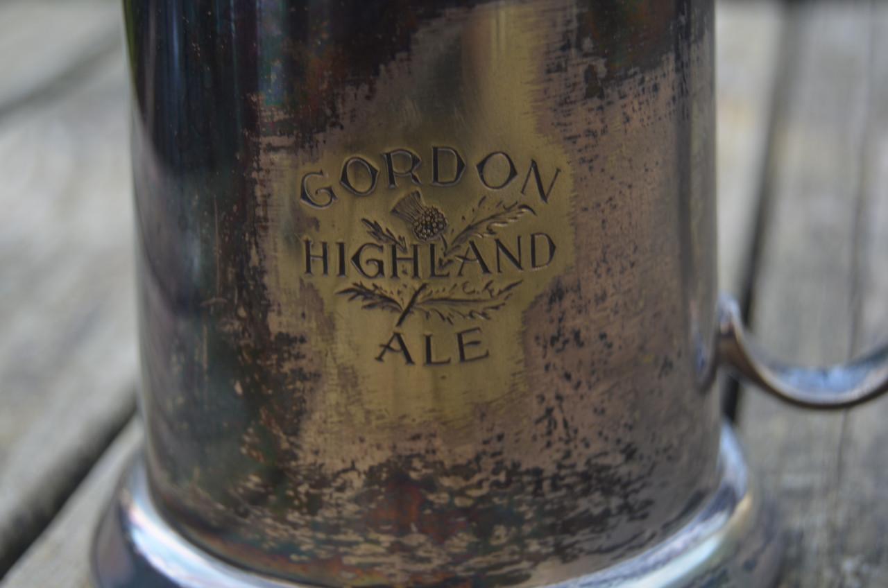 Gordon Highland Ale + nog 1 tinnen bierpullen glazen bodem