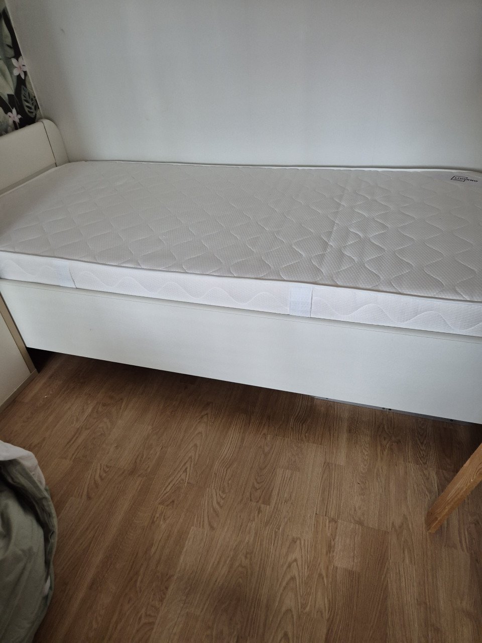 1 persoonsbed wit ledikant. Matras zo goed als nieuw.