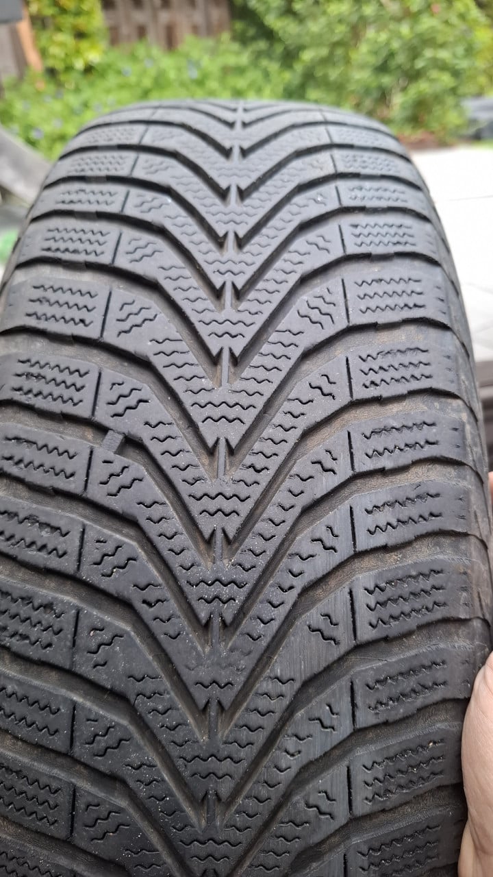 4 Stalen velgen 185/65 R15 (+ winterbanden,weinig profiel)