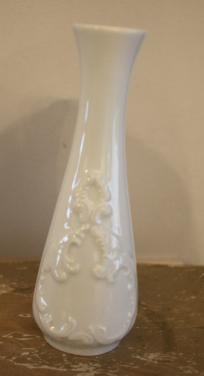 Witte vaas met bewerking