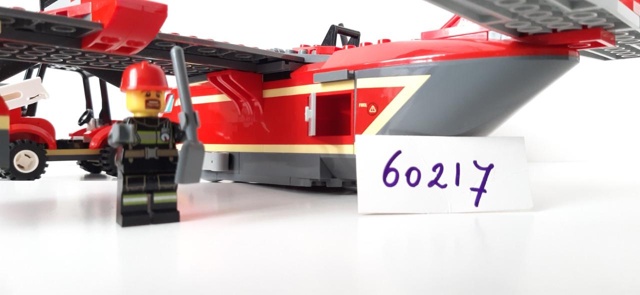 LEGO City 60217: Blusvliegtuig met auto en bomen