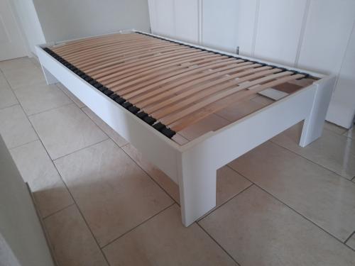 1 persoons bed 90 x 200 (in goede staat)