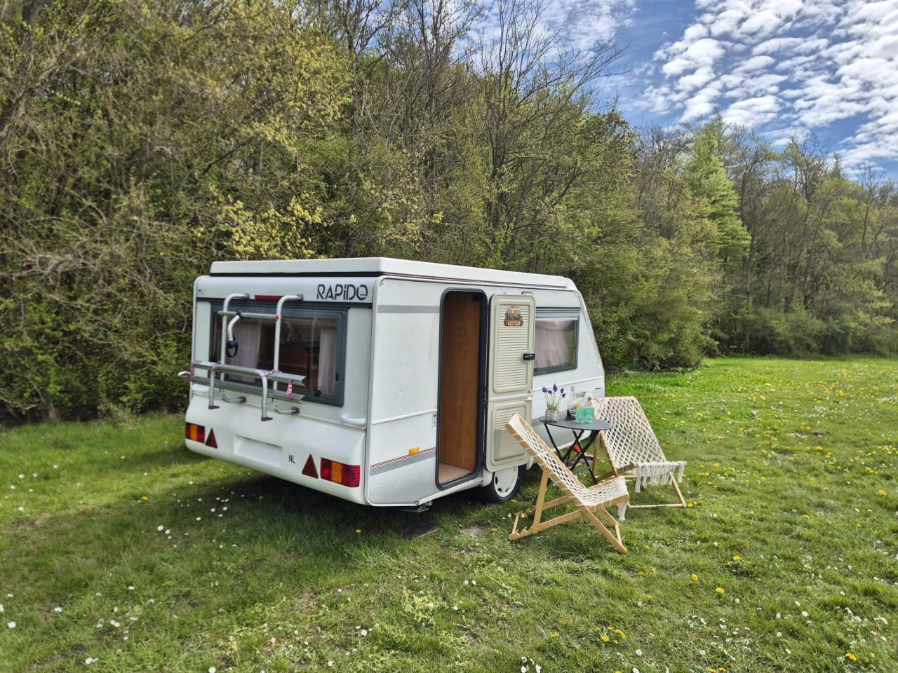 Te koop: Mooie Rapido Club 32 lichtgewicht hefdak caravan!