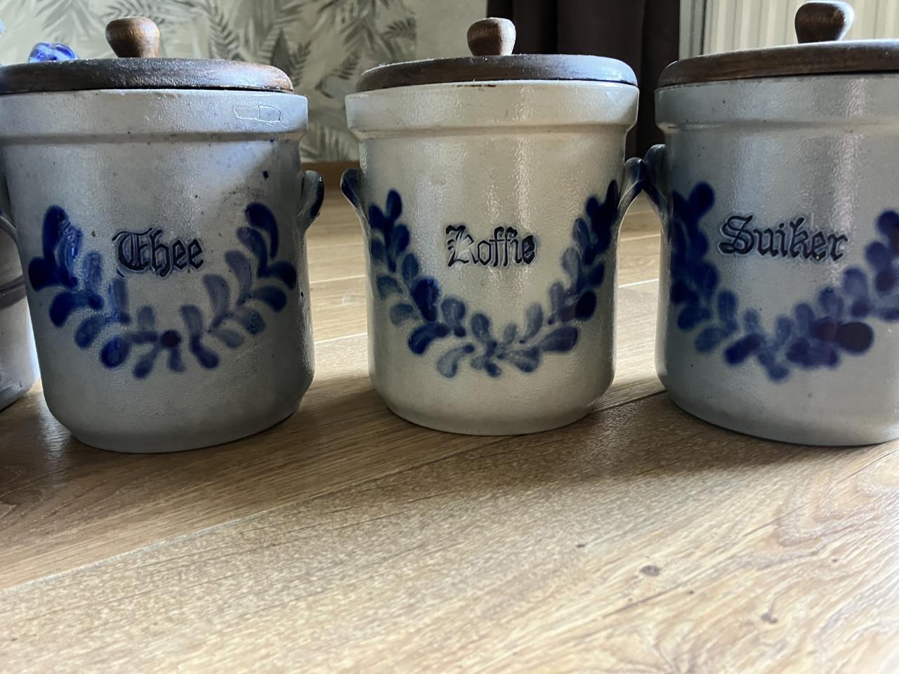 Zoutgeglazuurde aardewerkpotten