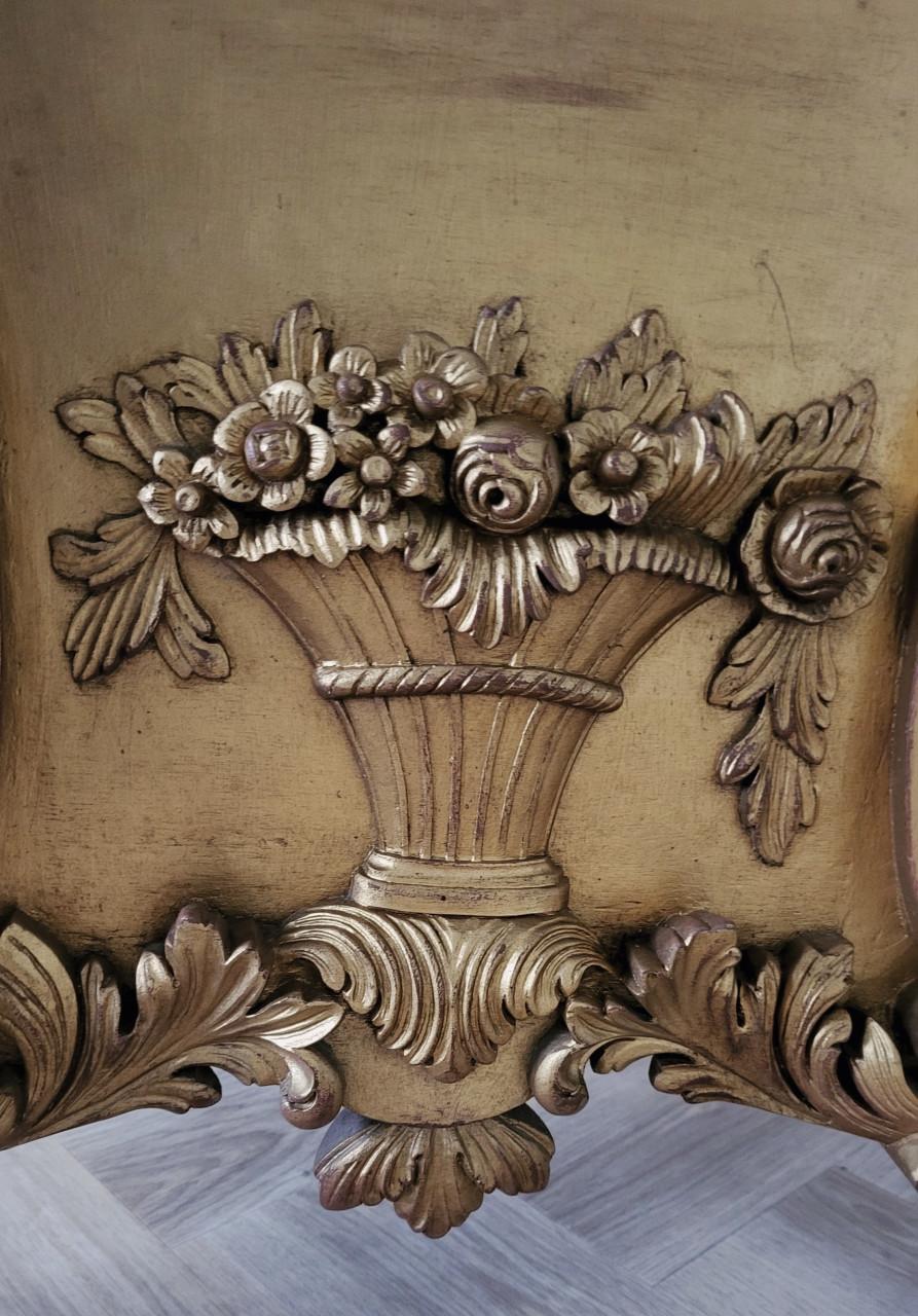 Goudkleurige barokstijl meubelstuk Louis XV-stijl