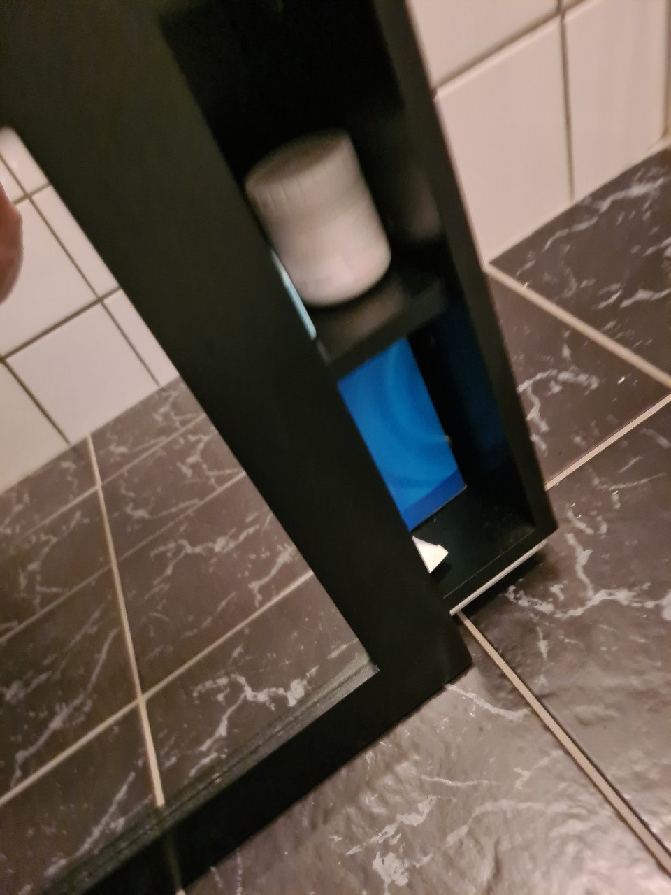 Kastje toilet/badkamer met spiegel