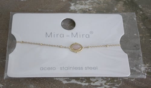 Nieuw in verpakking armbandje goudkleur