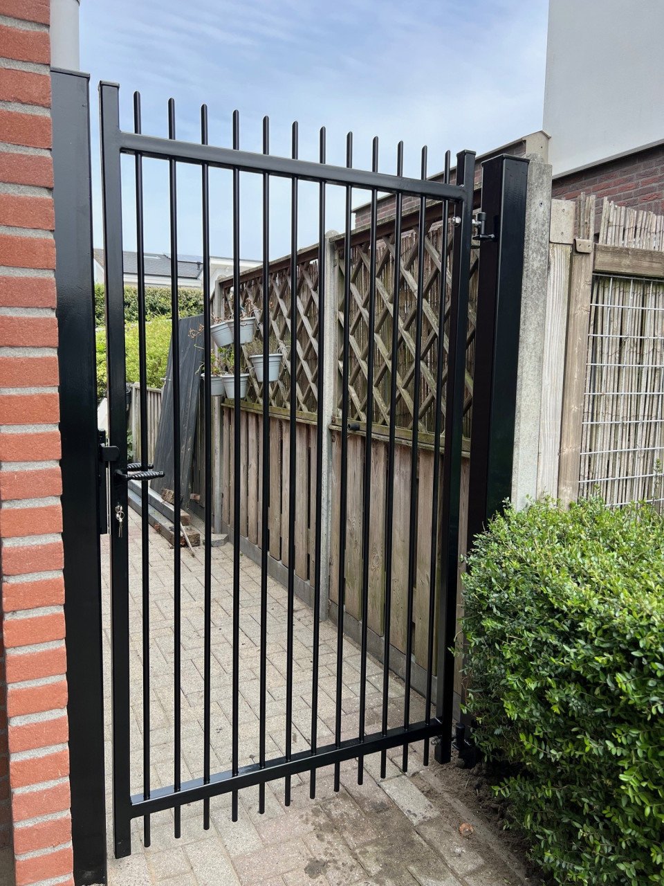 Voor al uw Inrijpoorten - Sier-Hekwerken en Tuinpoorten.