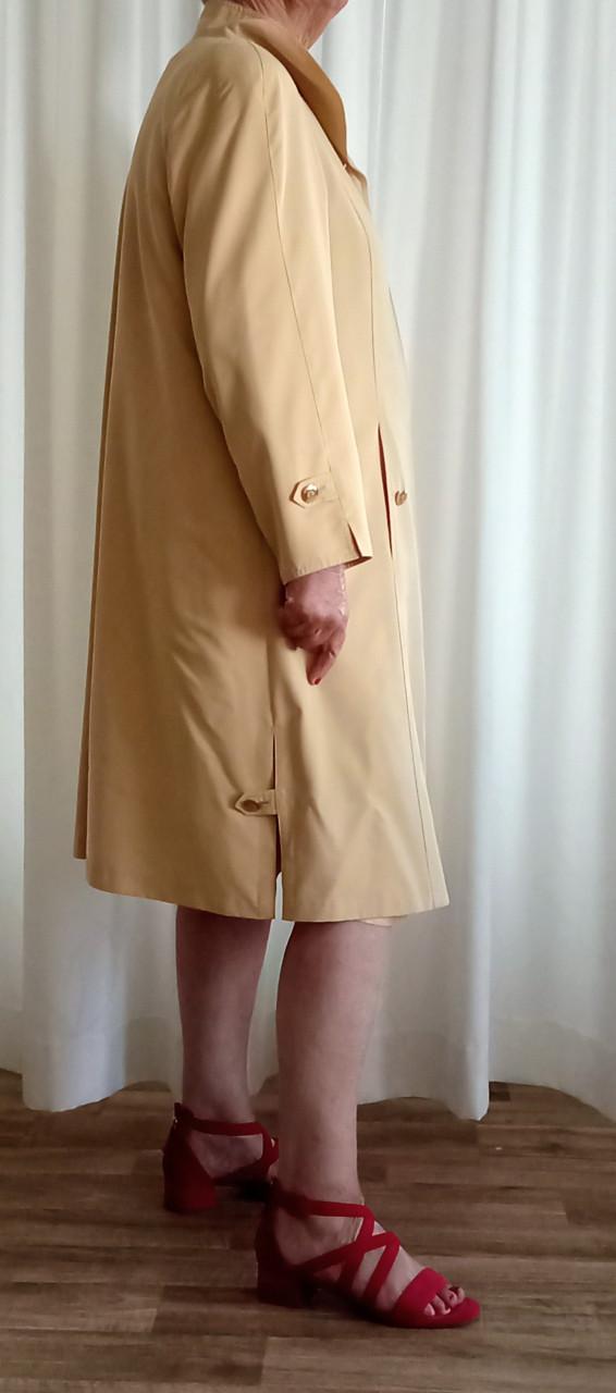 Prachtige beige, crème damesjas merk Delmod maat 42 -44