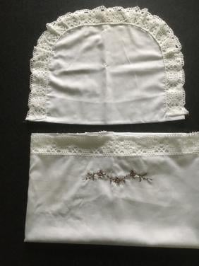 Boven laken en sloop voor wieg of kinderwagen met broderie rand