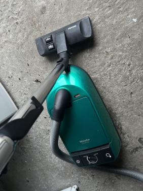 Miele Stofzuiger als nieuw weinig gebruikt compleet met hulpstukken/zakken