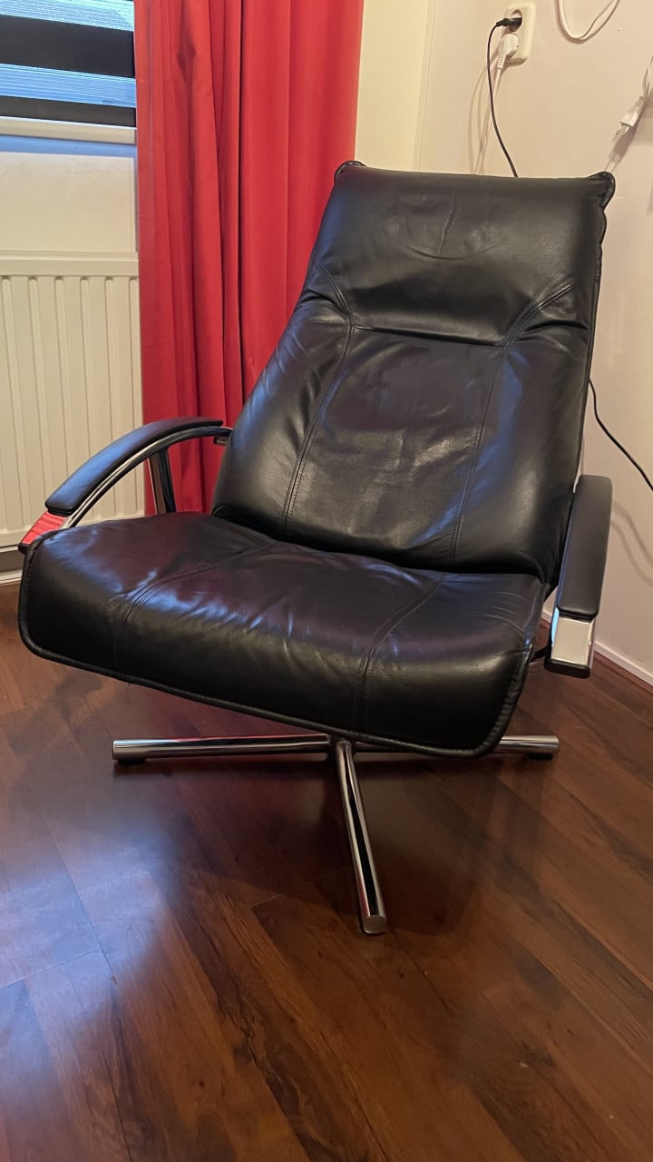 Lederen stoel. 360 graden draaibaai en kantelbaar in de rug.