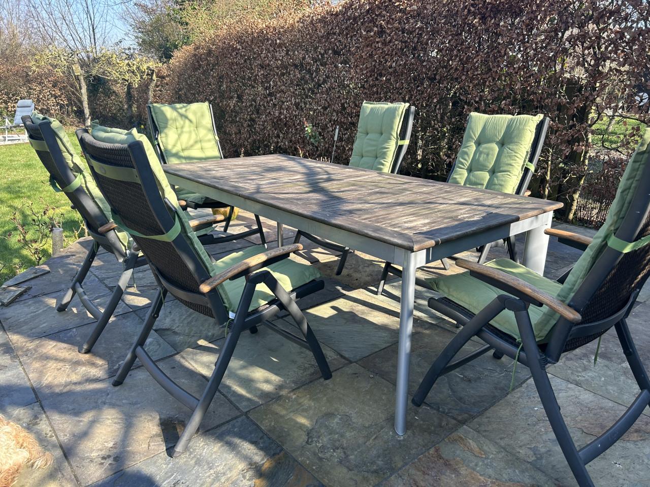 7 Delig tuinset met bijna nieuwe kussens