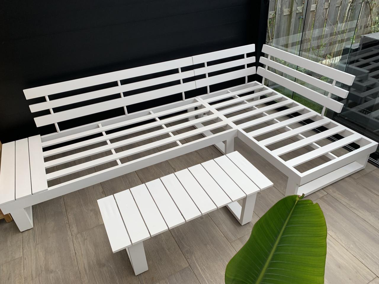 Alminium loungset met kussens en tafel merk SENSE.