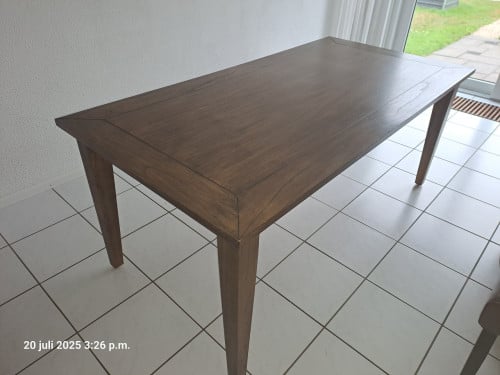 Eetkamertafel.