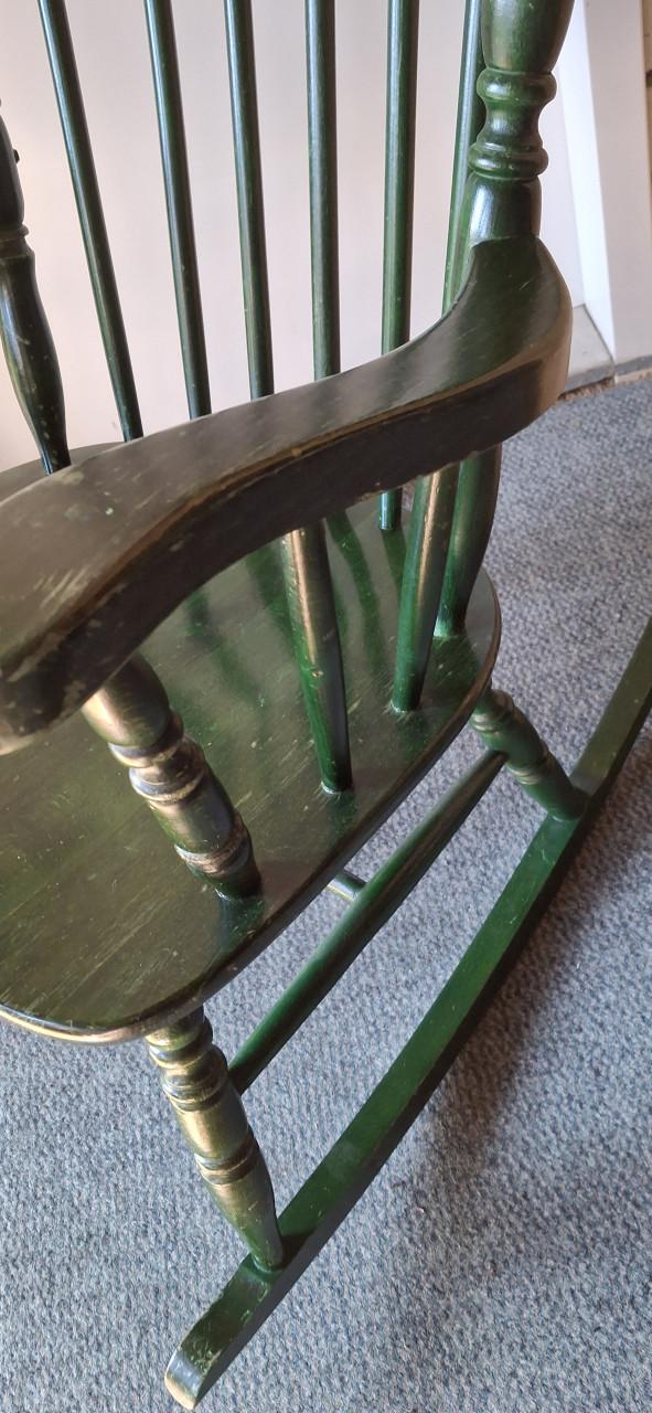 Klassieke houten vintage Windsor-stijl schommelstoel diepgroen