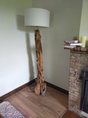 Mooie staande kamerlamp gemaakt van drijfhout